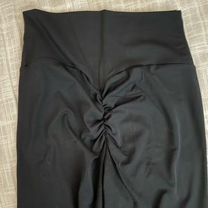 Black scrunchy butt leggings NWOT